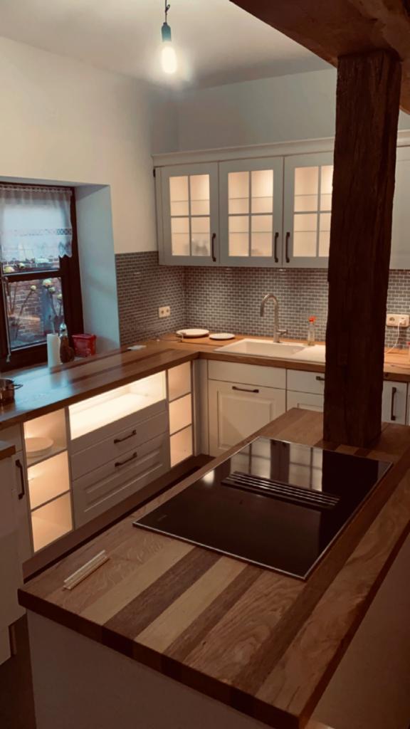 Eingebaute Arbeitsplatte auf Tropen- und Eichenholz