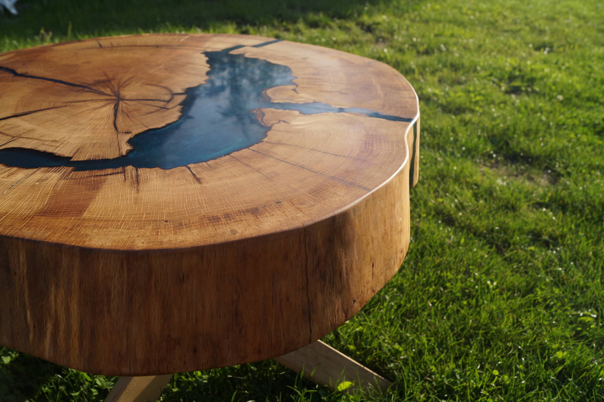 Eichencouchtisch mit blauem Epoxidharz