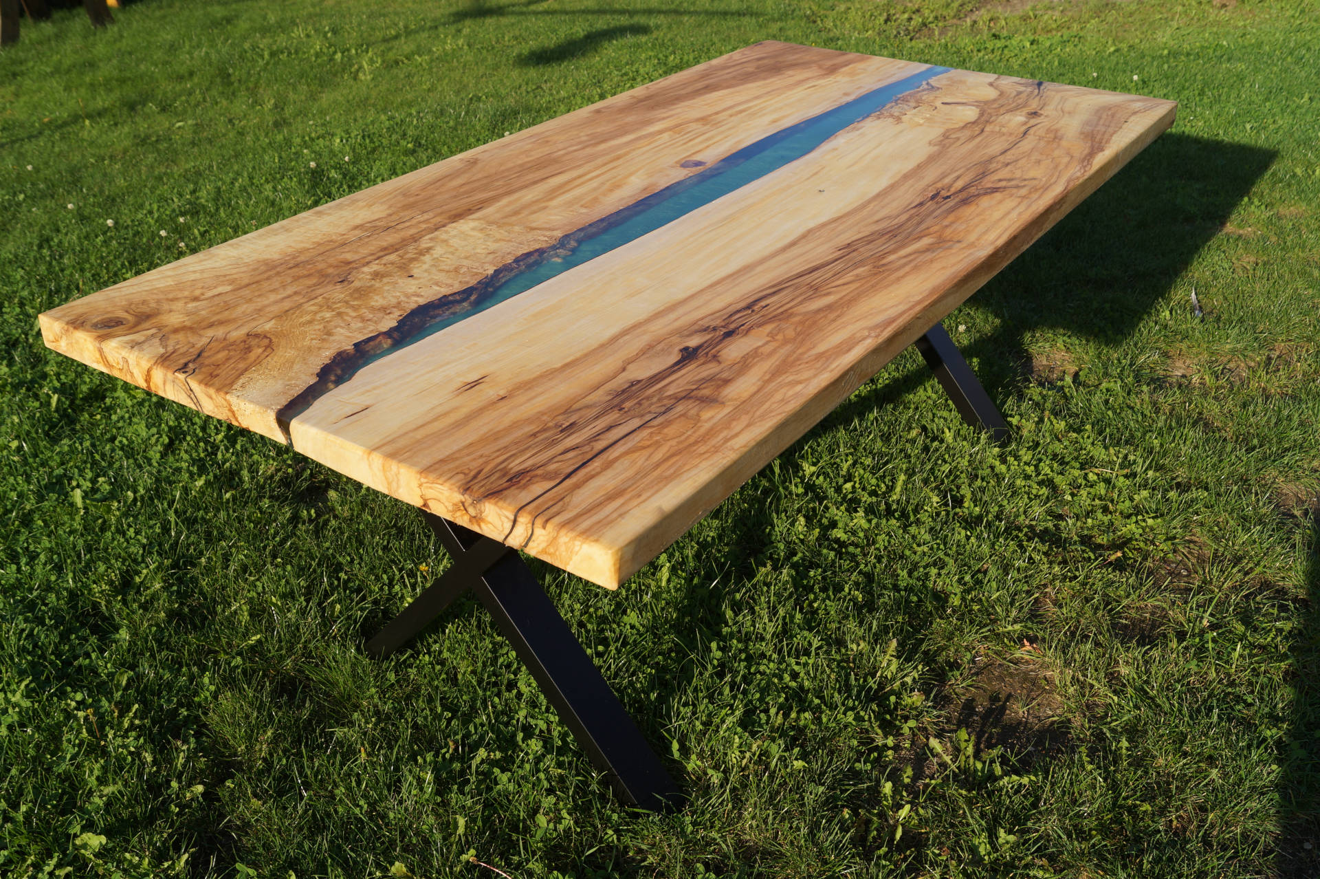 Kastanienholztisch mit grün/türkisem Epoxidharztisch