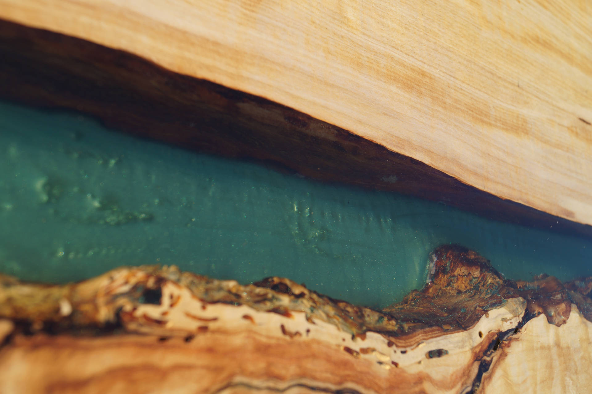 grün/türkises Epoxidharz in der Nahaufnahme