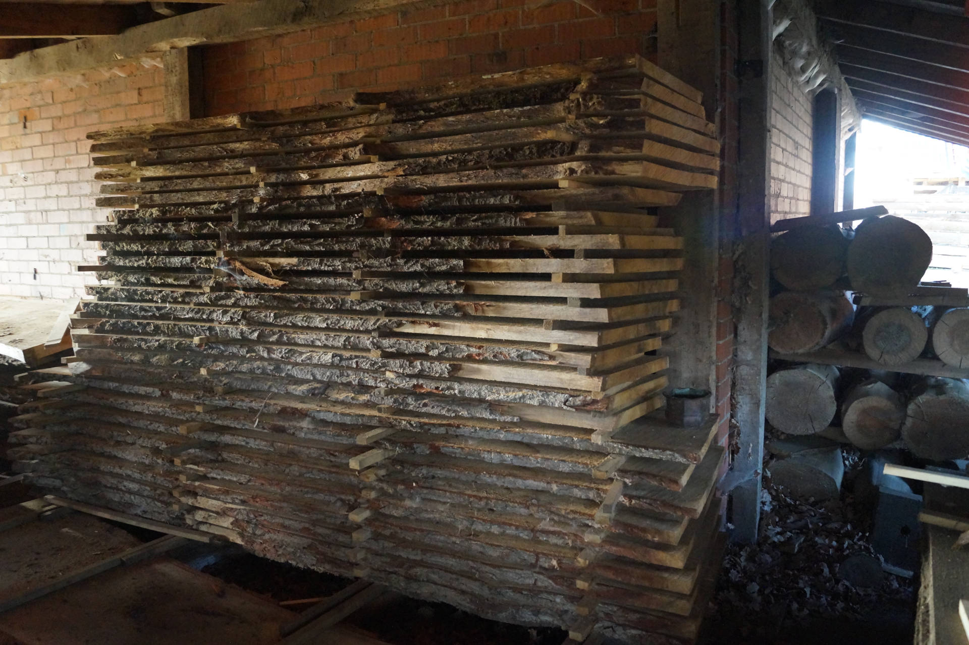 Eichenbretter unterdacht gestappelt