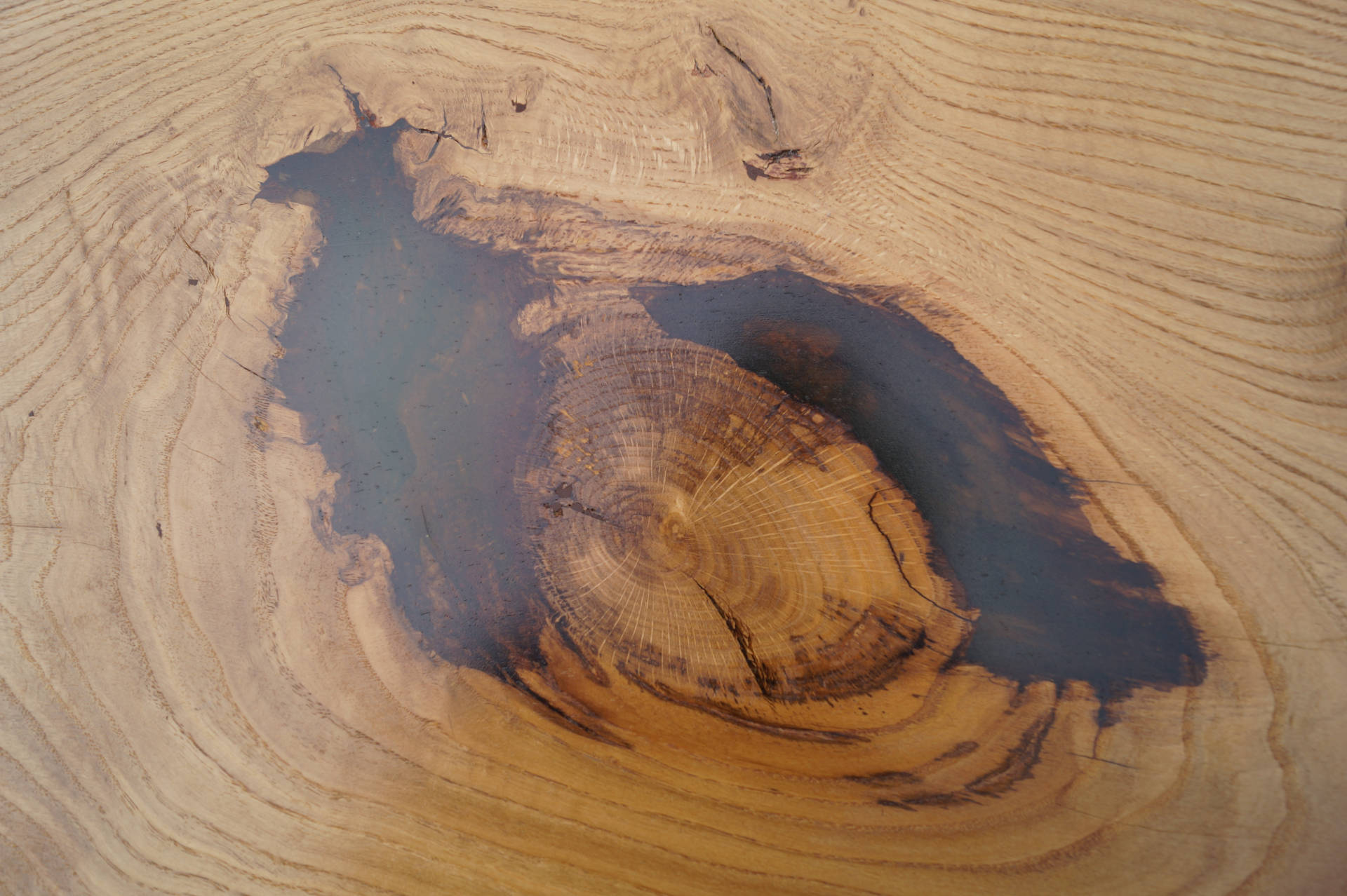 Einbretttisch dunkle Stelle