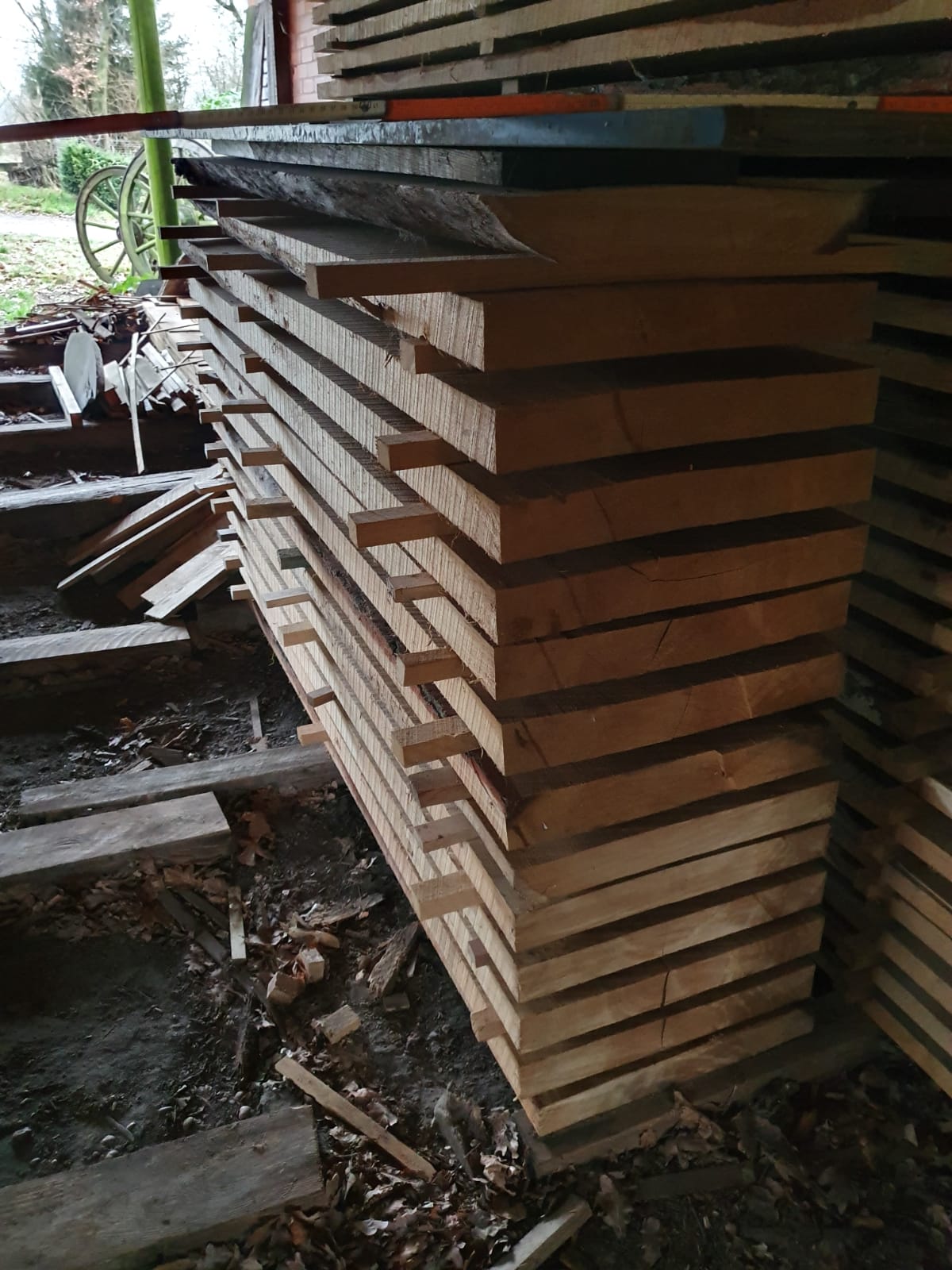 Eichenbretter unterdacht gestapelt