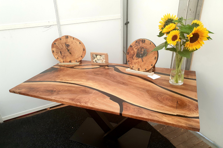 Walnuss Tisch mit schwarzem Epoxydharztisch